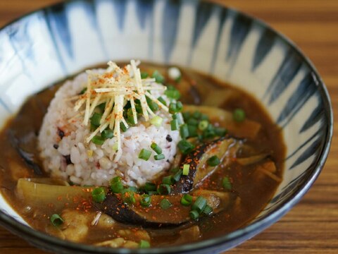 三十雑穀ごはんで　なすと豚バラの和風カレー丼